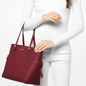 🌹Michael Kors Voyager Crossgrain Leather Tote Bag